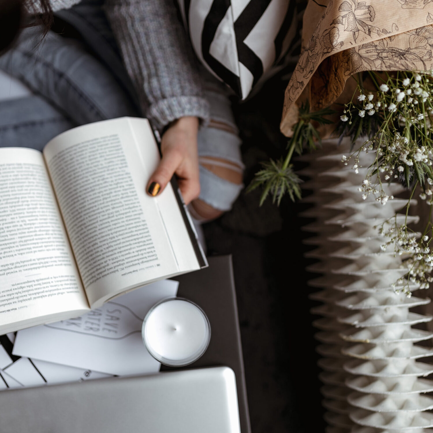 kaboompics_A woman in a sweater reads a book