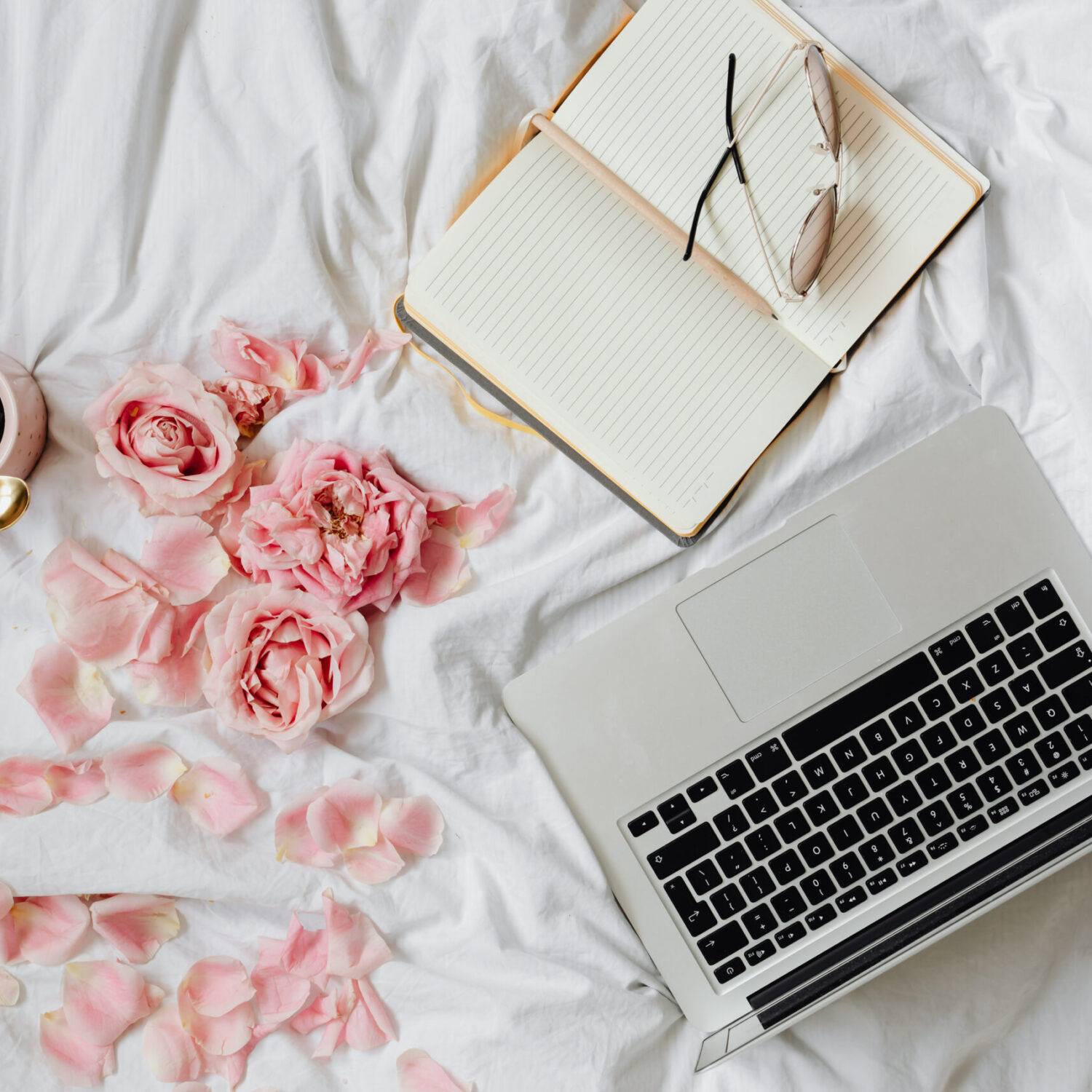 kaboompics_Pink rosses - coffee - laptop - book - glasses